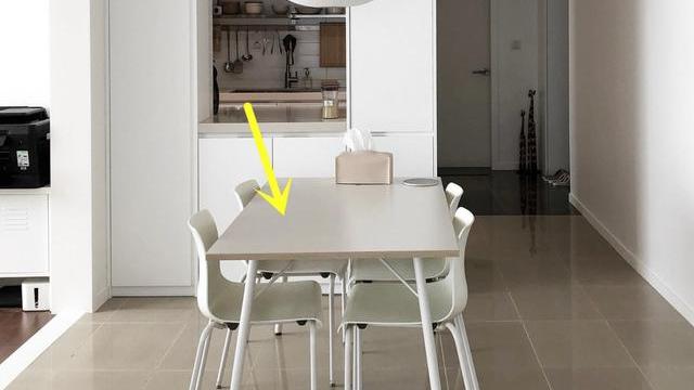 5㎡厨房又黑又挤，朋友直接将墙砸了这样设计，邻居看了纷纷模仿