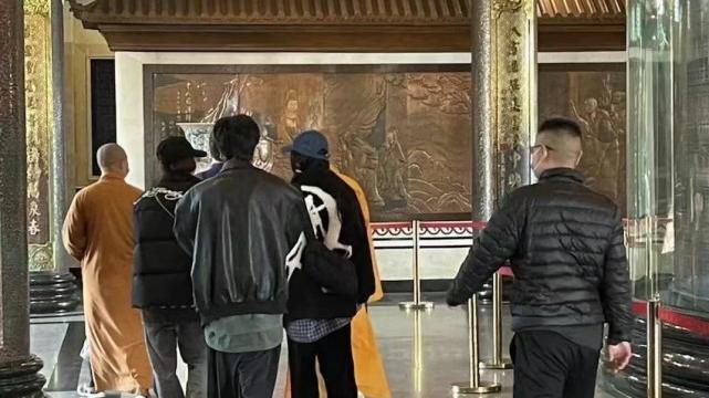 杨幂|杨幂时隔11年再给刘诗诗庆生，晒两人旅行照，手挽手感情好