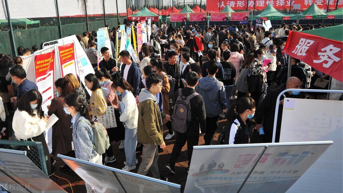 招聘|大学生找工作时，到底是校招有用，还是网络招聘有用？