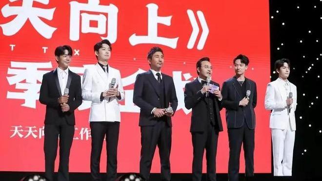 春晚|丁真不香了？《天天向上》首秀评论区翻车，被调侃像在舞台上罚站