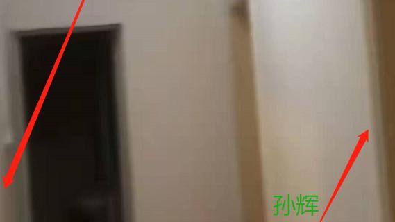 孙海洋晒4室1厅，最大房间给姐姐还有独立卫生间，卓在中间被包围