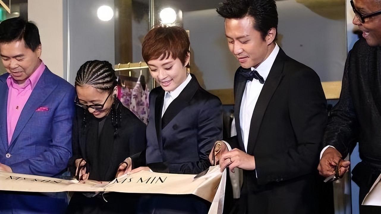 孙俪|孙俪邓超罕见合体捞金！孙俪穿西装似女职员，与邓超更像是同事