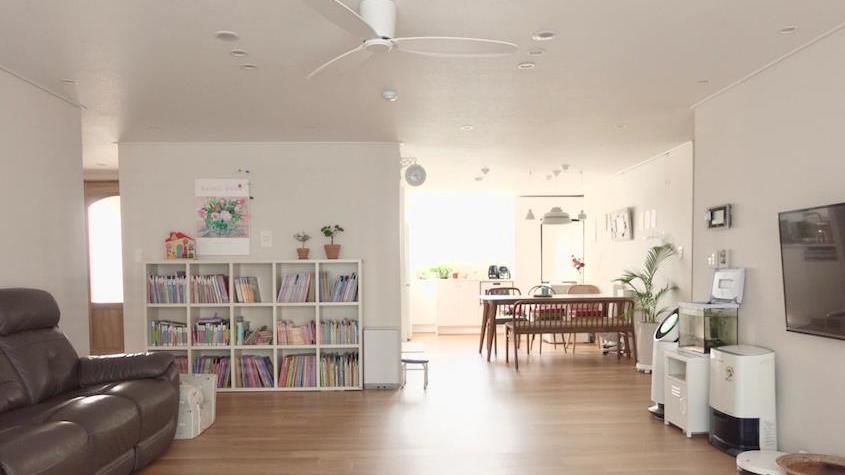 有孩子的家正确打开方式，99㎡通铺木地板、打地台可坐可躺，舒服