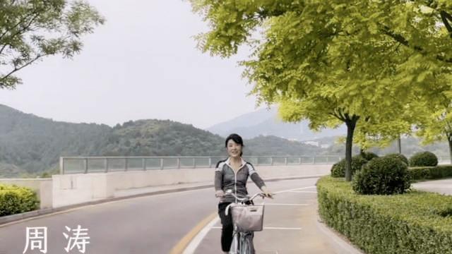 周涛|央视主持周涛近况曝光，穿紧身衣身材苗条，骑单车压马路太接地气