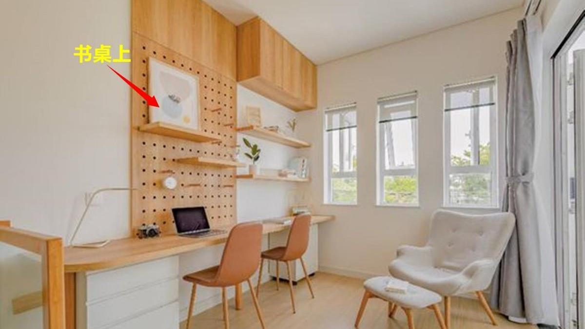 床头用洞洞板做背景墙，貌似也不错！不光好看，还能当衣柜用