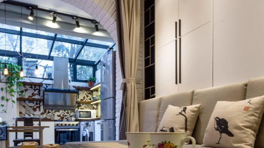 迷你老房子经过爆改，不仅拥有了超大的厨房，还满足了业主的追求