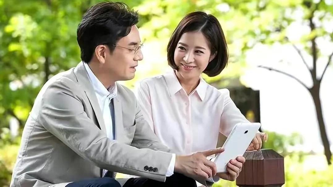 网警|54岁雇主雇请43岁男保姆，男保姆：雇主给我薪酬10000元，算高吗