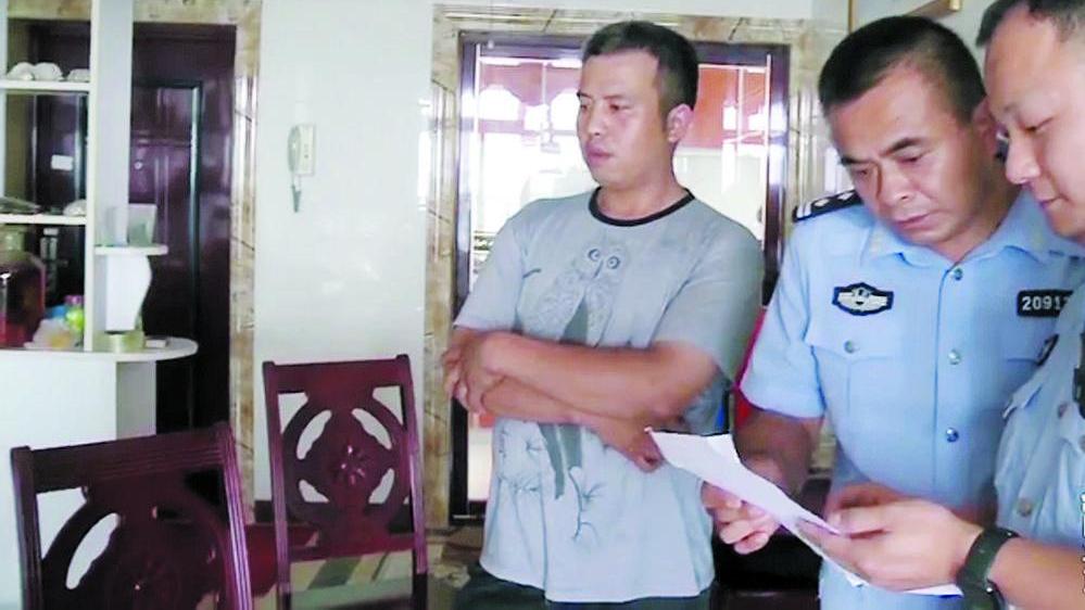 75岁大爷不会网银操作 每月银行流水却有十几万