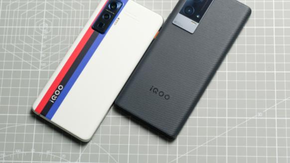 iqoo|选机型就买这两款，颜值性能都在线，小白闭眼入