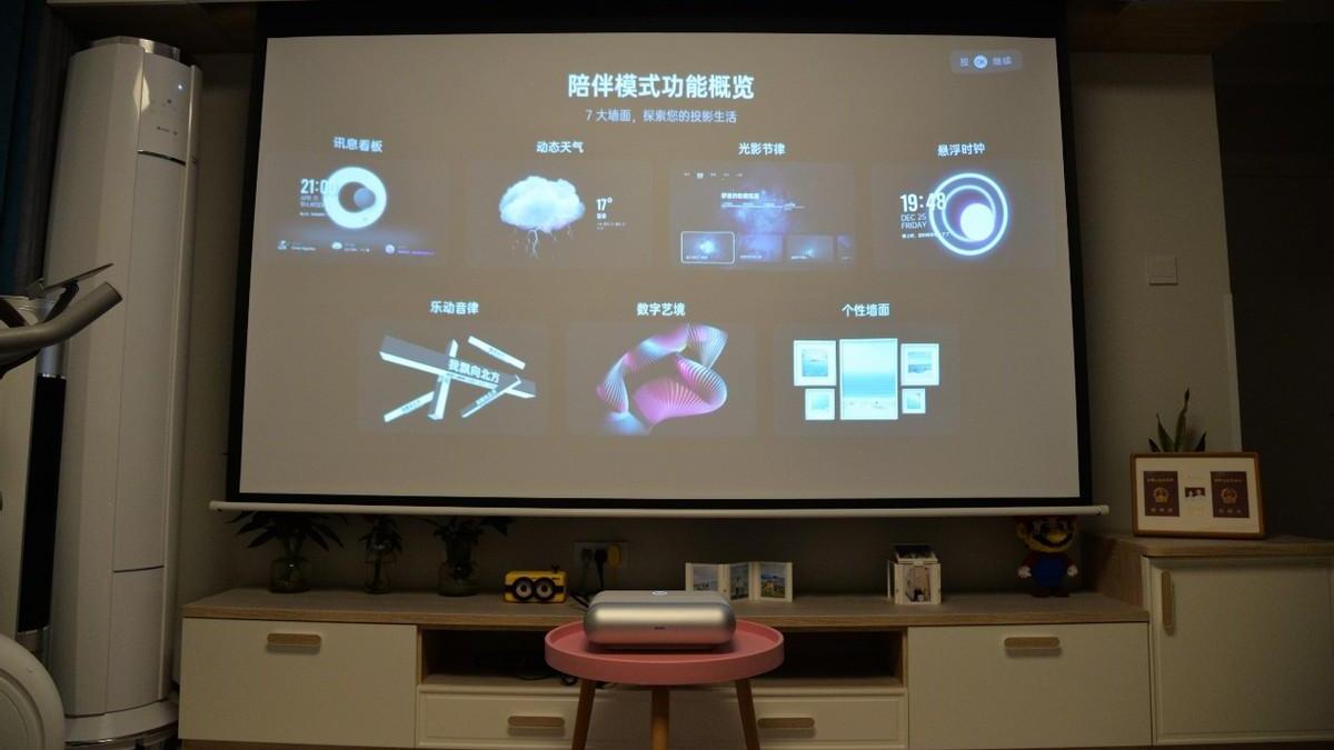 投影仪|贴墙即投，无惧遮挡，口碑爆品坚果O1S超短焦投影