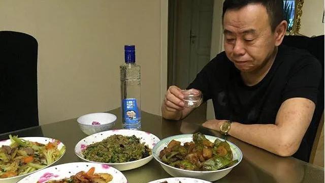 潘长江|晒晒潘长江的豪宅，生活过得像个小老头，餐桌上食物也太随便了