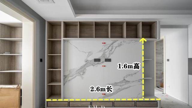 别抱怨了，说收纳不够的你算电视墙了吗？一圈回型柜就能消除遗憾