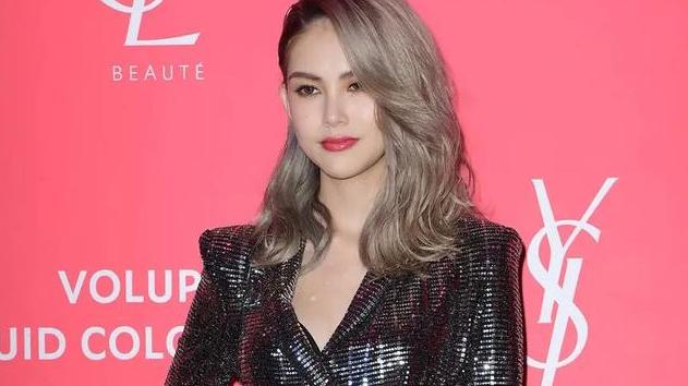 周杰伦|周杰伦老婆也有失手的时候，穿亮片裙长腿忘擦粉，好在气质挺嫩的