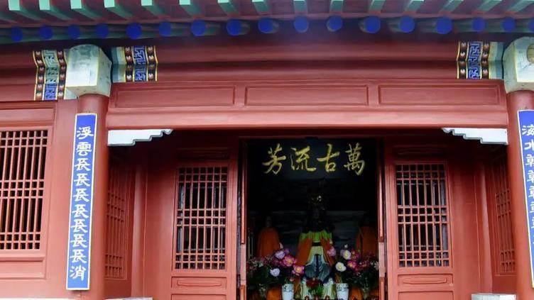 孟姜女庙前有一对联，很多人不会读，郭沫若：大学教授也不一定会