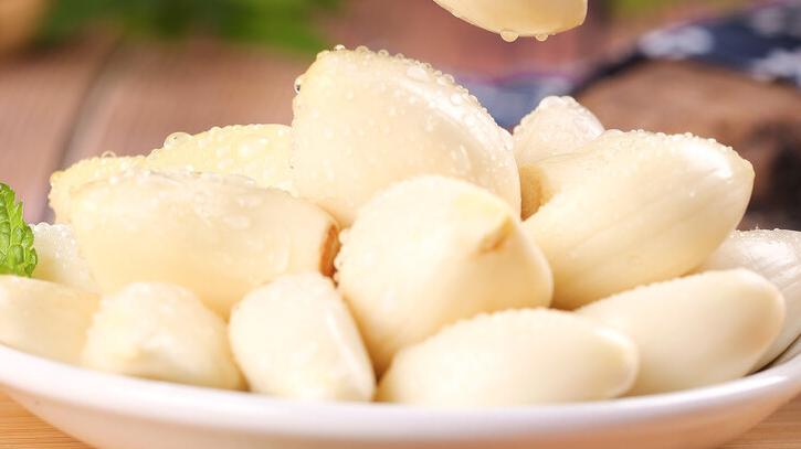 冬季牙齿娇嫩，建议多吃“3红3白2绿”，缓解敏感，无惧冷热酸甜