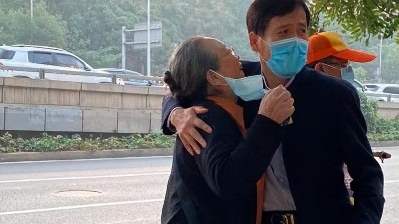 李明启|86岁李明启做核酸被拍！拎布包全身无名牌，现场双手合十连连道谢