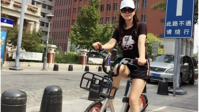 胡明轩|胡明轩父亲为小儿子买家乡美食！兄弟合影很温馨，小胡发言致谢球迷受追捧
