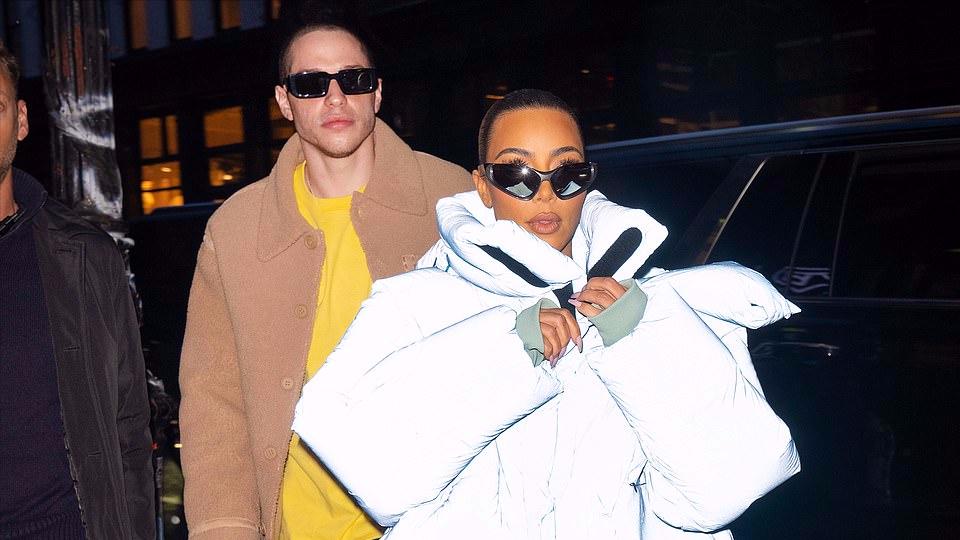 金·卡戴珊|金卡戴珊首晒甜蜜照官宣新恋情！和姐弟恋男友狂秀恩爱，坎爷要死心