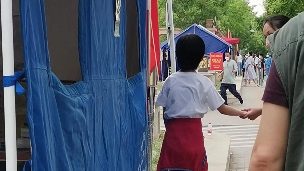 汤唯|汤唯带女儿做核酸被偶遇，低调排队打扮朴素，出行座驾不超10万元