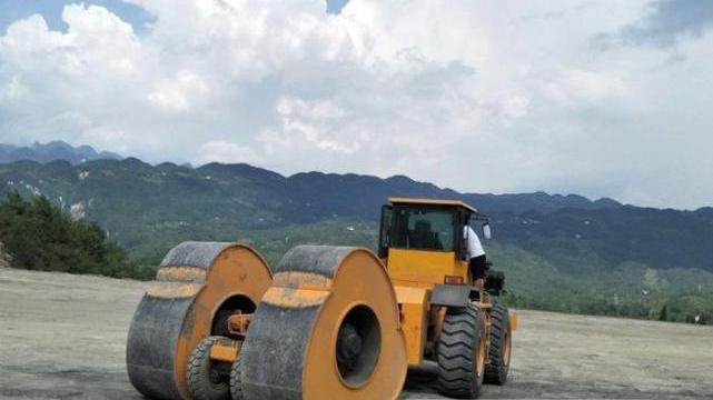 冲击式压路机冲击力含义？装载机带的冲击压路机是如何拖拽施工的？