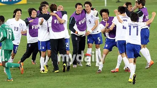 韩国队|中午12点！韩国媒体最新报道引爆争议，球迷吐槽：02世界杯是耻辱