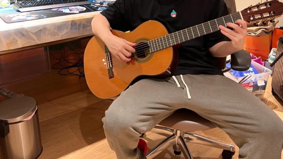 陈赫|陈赫带女儿小区内做核酸！6岁女儿张嘴显可爱，身高到爸腰部