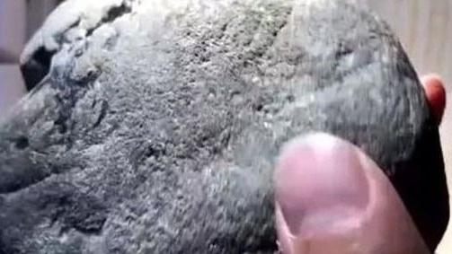 翡翠|650块的翡翠原石，一刀切出一片姹紫嫣红，价格瞬间翻百倍！