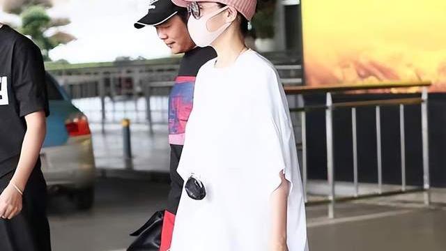 许晴|许晴出街被抓拍，少女感太强烈皮肤也发光，53岁不生娃依旧很少女