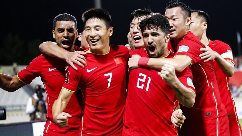 国足|1-1！国足阵容巨变：吴曦+队长遭弃，重启10号发动机，2中卫离队