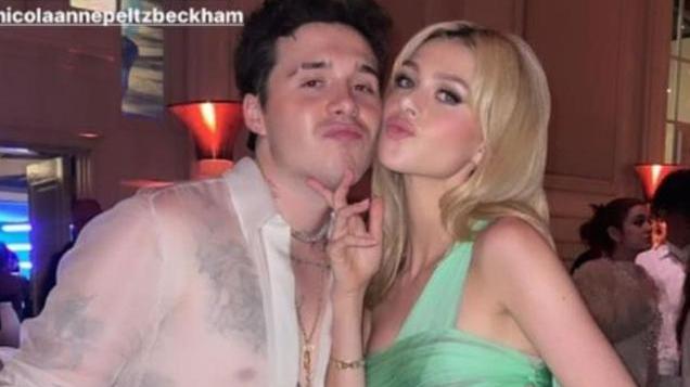 约翰尼·德普|小贝长子成妻子“跟班”，低头弯腰捧裙摆，28岁妮可拉有御姐气质