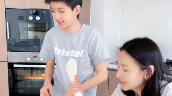 董洁|董洁母子做饼干，顶顶搂妈妈肩膀互动有爱，自诩甜品大师幽默又帅气