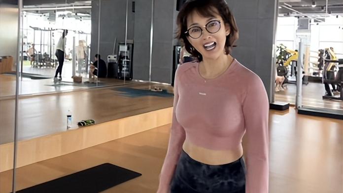 牛莉|49岁牛莉跷二郎腿坐野外，穿无袖上衣胳膊粗壮，戴珍珠项链好贵气