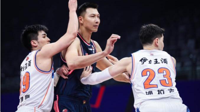 广东男篮|广东爆冷不敌新疆，杜锋任性练兵不得已，两大短板或导致再次连败
