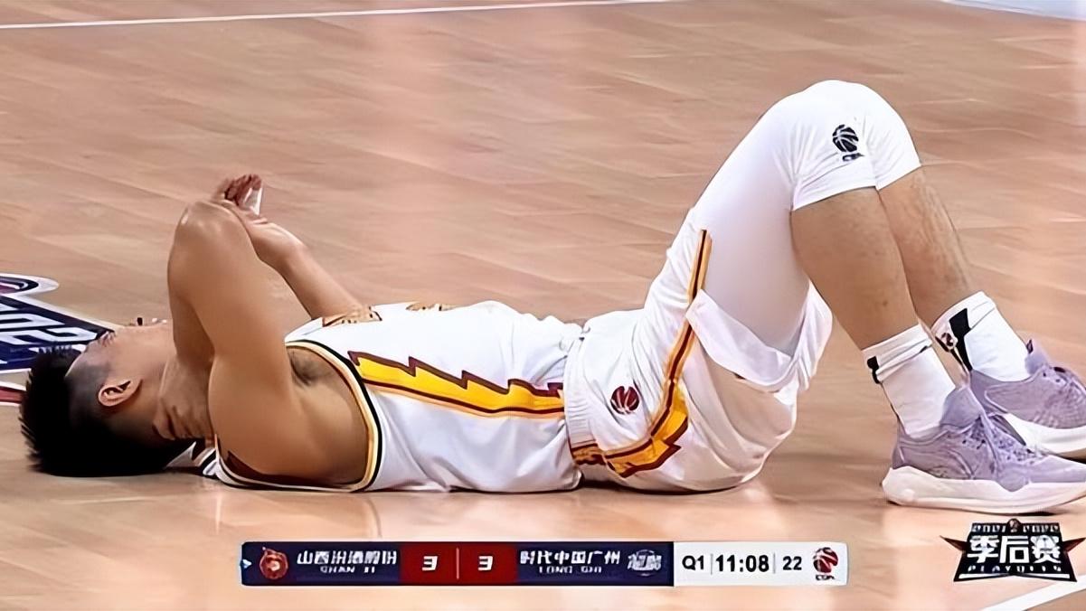广州队|CBA季后赛：广州变阵奇兵连得8分，比赛激烈如打拳，双方21中1