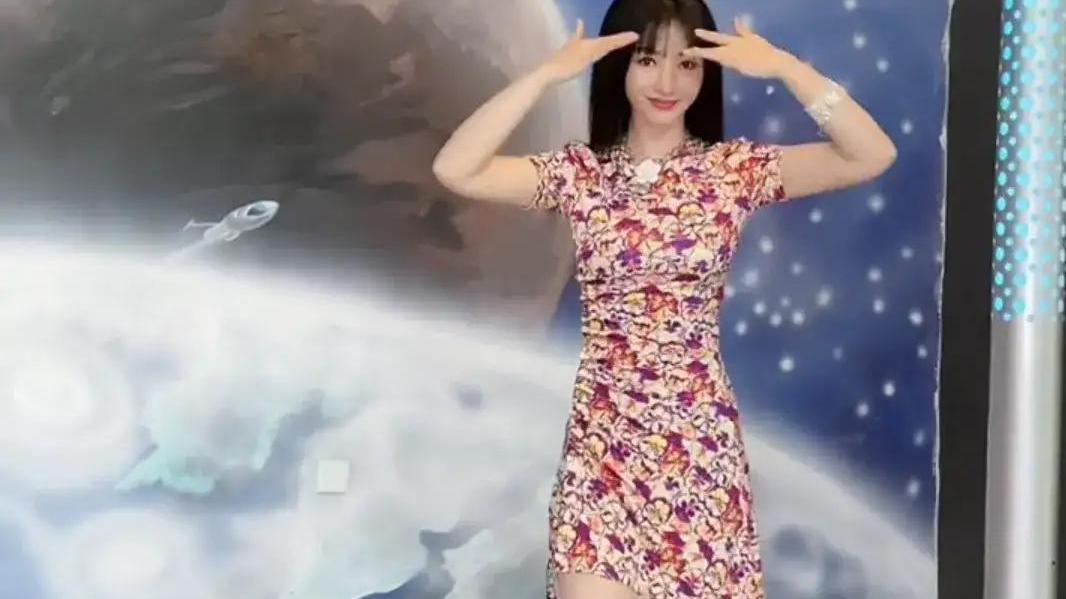 柳岩|42岁的柳岩暴瘦出镜，穿短裙跳钢管舞，颜值与身材不输20岁少女！