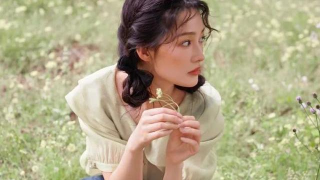 李沁|李沁靓丽写真大秀白皙长腿！雪肤玉貌美得让人窒息