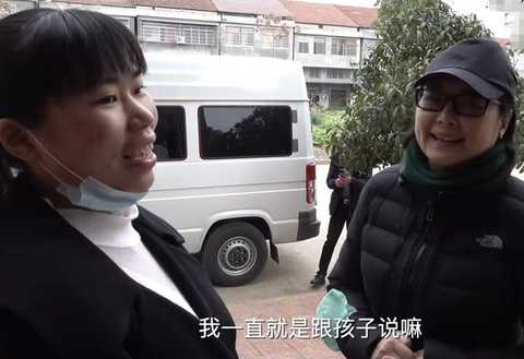 袁立|袁立羊胎素梗爆火后罕露面，皮肤变黑双下巴明显，亲自去医院看望救助病人