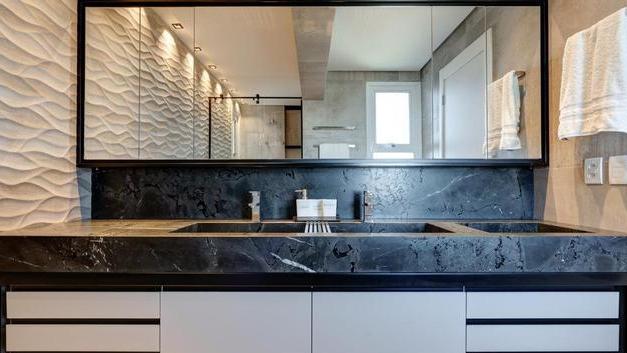 身边的人用事实证明，面盆还是要做一体式斜坡设计，排水明显更好