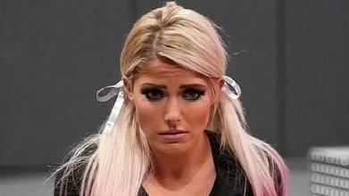 wwe|继黑色星期六后，WWE解雇狂潮或许并未结束！阿莱克萨回归成难题