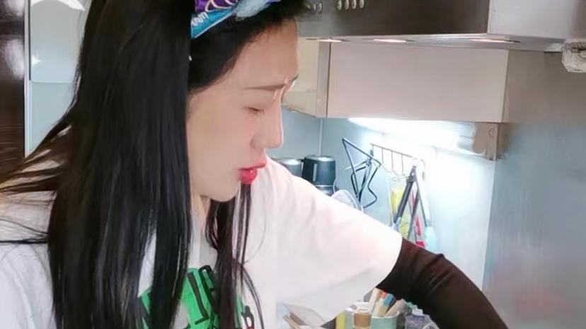陈浩民|陈浩民蒋丽莎夫妇直播做饭，被吐槽作秀，网友：用剪刀炒菜？