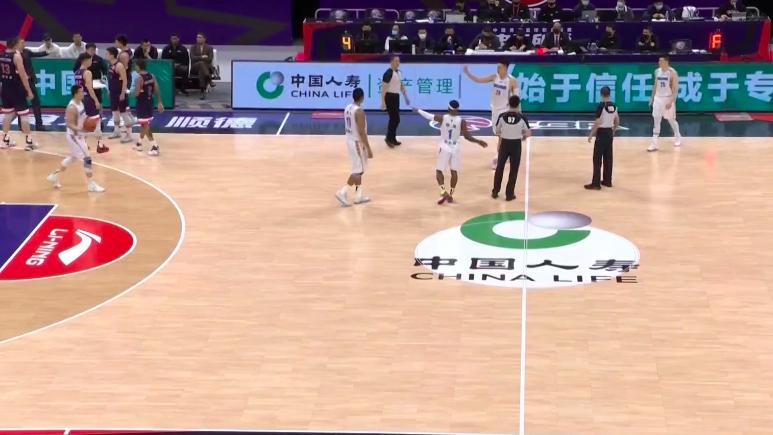 雷蒙|严惩北京队雷蒙，故意挑衅报复郭士强爱将，学翟晓川撒泼大闹CBA