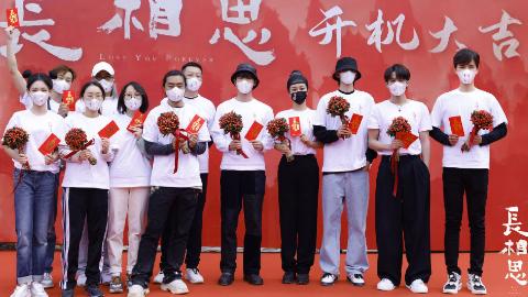 杨紫|杨紫《长相思》男装路透图被批带美瞳化浓妆，这是男人样？