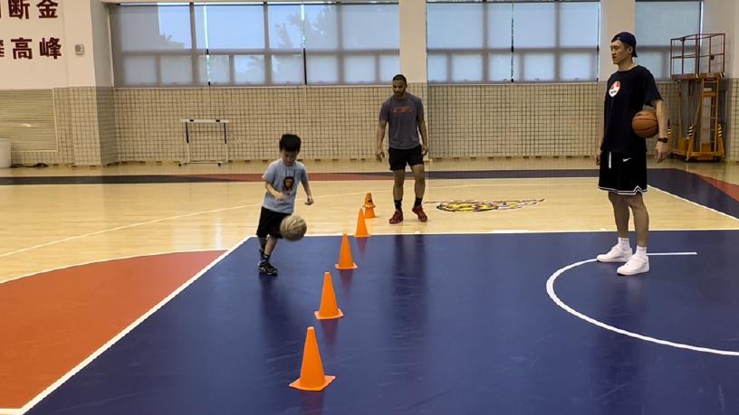 官宣|官宣！周鹏假期太悠闲！搂着老婆秀恩爱，陪伴小九九，难得的相聚