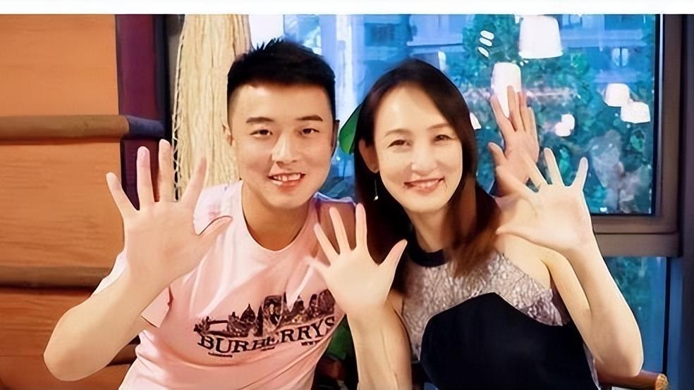 王皓|王皓近况：没离开国乒，38岁家庭幸福，妻子身材火辣，喜欢谷爱凌