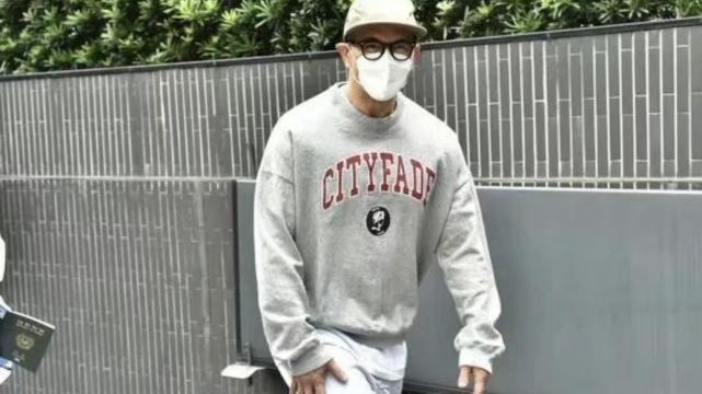 |具俊晔结束隔离现身，跟众人打招呼心情好，大S不去酒店接老公