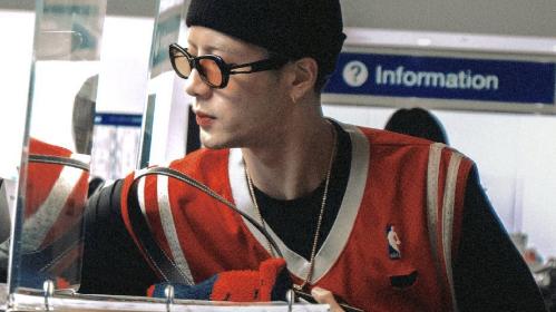 王嘉尔|王嘉尔球衣现身机场，网友：路人都觉得很帅的程度