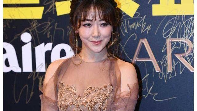 陈紫函|陈紫函因太丰满造型翻车，穿薄纱挖肩连衣裙亮相，至少显胖10斤！