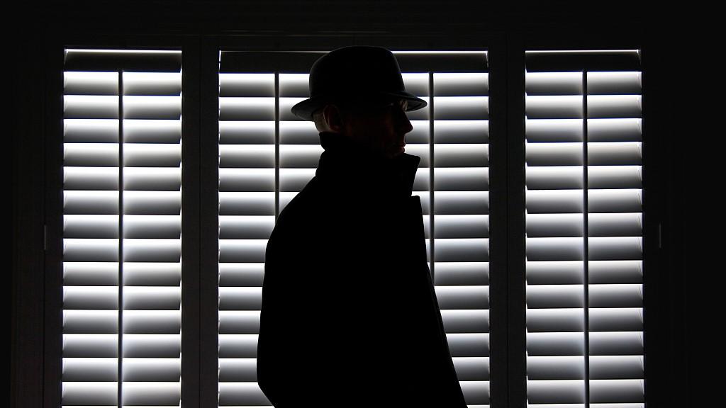 父亲被谋杀，警方却将我锁定为第一嫌疑人：好在我早有计划