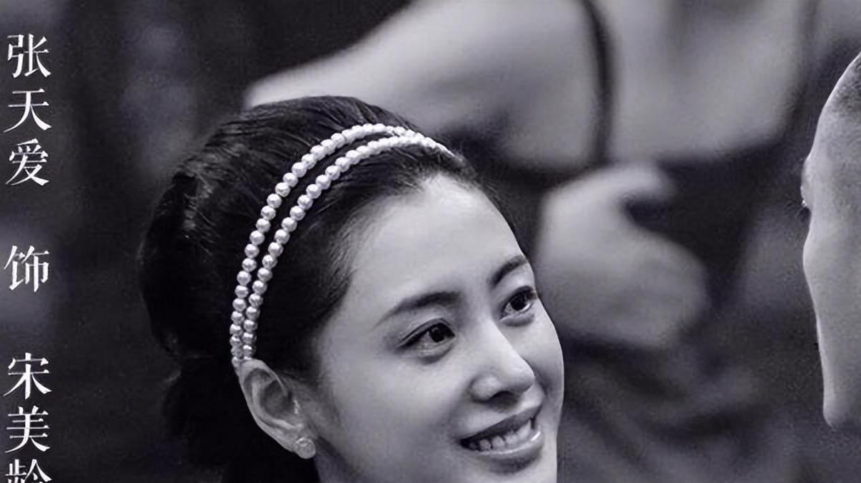 张天爱|29岁的张天爱入驻快手，酒店嘟嘴卖萌秀可爱，被床上的被子抢镜头