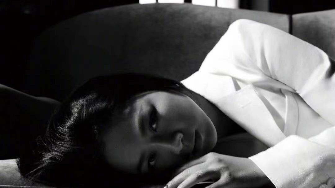 章子怡|章子怡5亿的大片造型又火了！同样登vogue，汤唯回归却戴假水晶